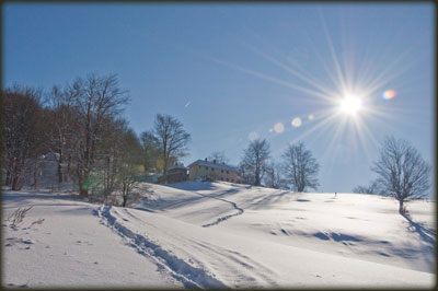 Manastir pod Mikuljem jednog sunčanog zimskog jutra