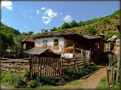 Tipična toplodolska kuća sa krovom pokrivenim kamenim pločama