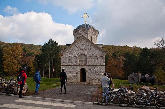 Pred crkvom manastira Staro Hopovo