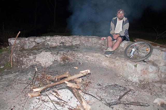 Čuvar vatre i kampa, dok preostala 11-orica obilaze pećinu