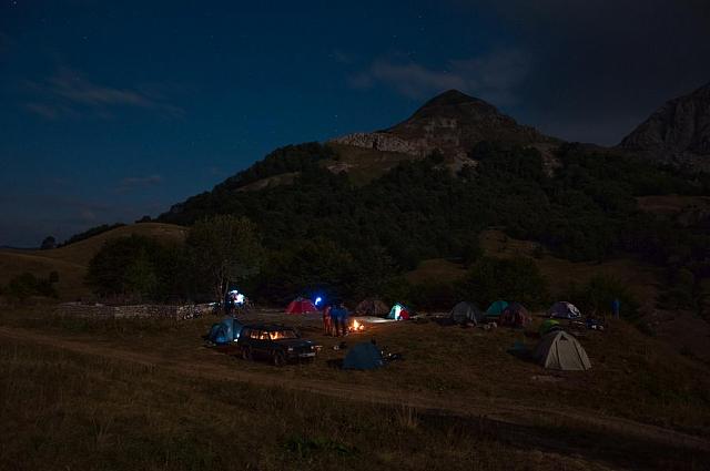 Noć u kampu na Orlovačkom jezeru
