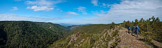 Panorama sa Ljutog Krša - greben Golupca levo, ravno pred nama Crna reka