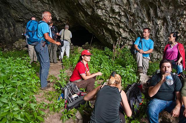 Planinari Železničara u ulaznom amfiteatru Vitanove Krstate pećine