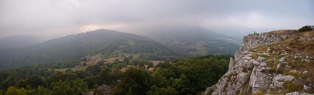 Pogled sa Mikulja, glavni greben Kučajskih planina se bori sa oblacima