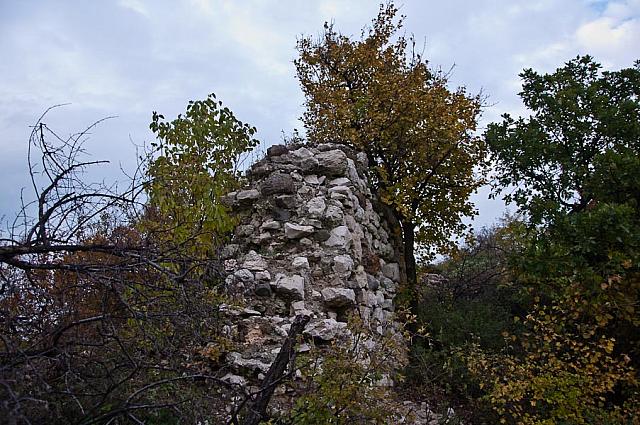 Ostaci tvrđave na vrhu Rgotskog kamena o kojoj nema podataka u literaturi