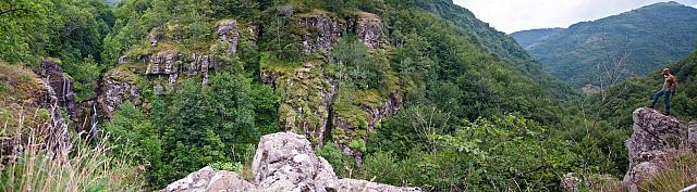 Na vidikovcu iznad Kurtulskog vodopada (levo)