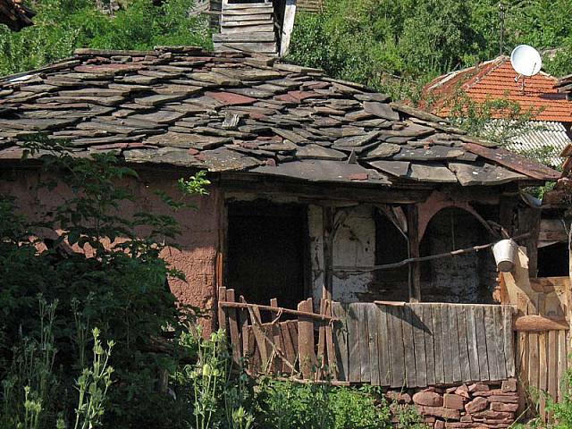 Tipična toplodolska arhitektura, sa kamenim pločama sa staroplaninskih vrhova umesto crepova