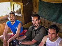 Nikola, Neven i Igor sede na krevetu "deluxe" čeke na Velikom Igrištu