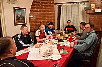 Ekipa na zasluženoj večeri u odmaralištu Divljana