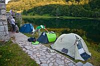 Neki su postavili šatore pored jezera