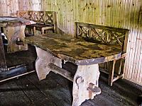 Predivno izrezbaren drveni sto