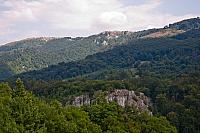 Pogled na litice Veja i greben Malinika sa tajnovitog šumsko-livadskog jezička između Demižloka i Veja