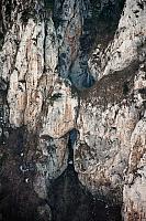 Skriveni kameni tunel u naspramnoj litici kanjona