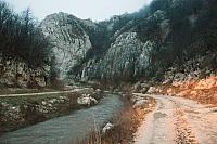 Deo kanjona Tisnice gde put ide s obe strane reke