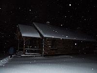 Lovački dom u noći, dok provejava sneg