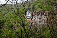 Manastir kroz granje