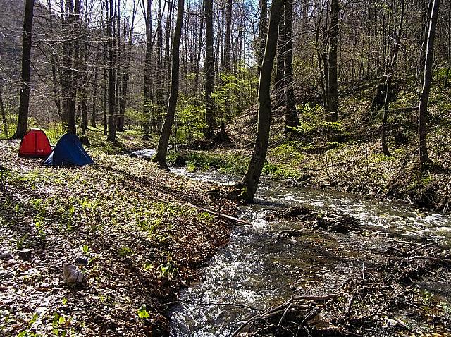 Šatori pored same reke