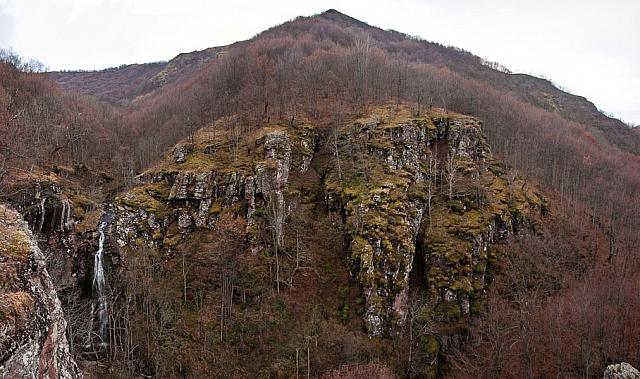 Kameni amfiteatar Kurtulskog vodopada (vodopad krajnje levo)