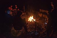 Okupljeni oko vatre pred Rajkovom pećinom