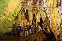 Raznovrsno osvetljenje u pećini pravi igru živih boja