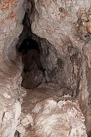 Neven se provlači kroz kanale pećine