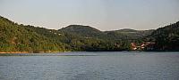 Pogled preko jezera ka selu Leskovac